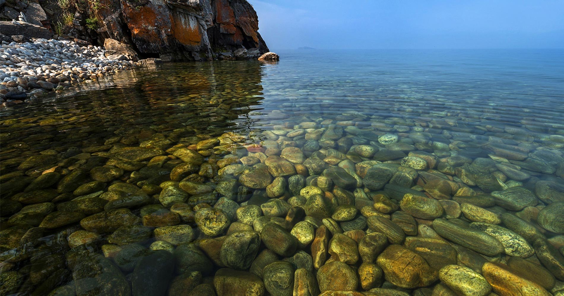 Байкал видно дно. Озеро Байкал вода. Чистая вода Байкала. Озеро Байкал прозрачность воды. Озеро Байкал Байкальская вода.